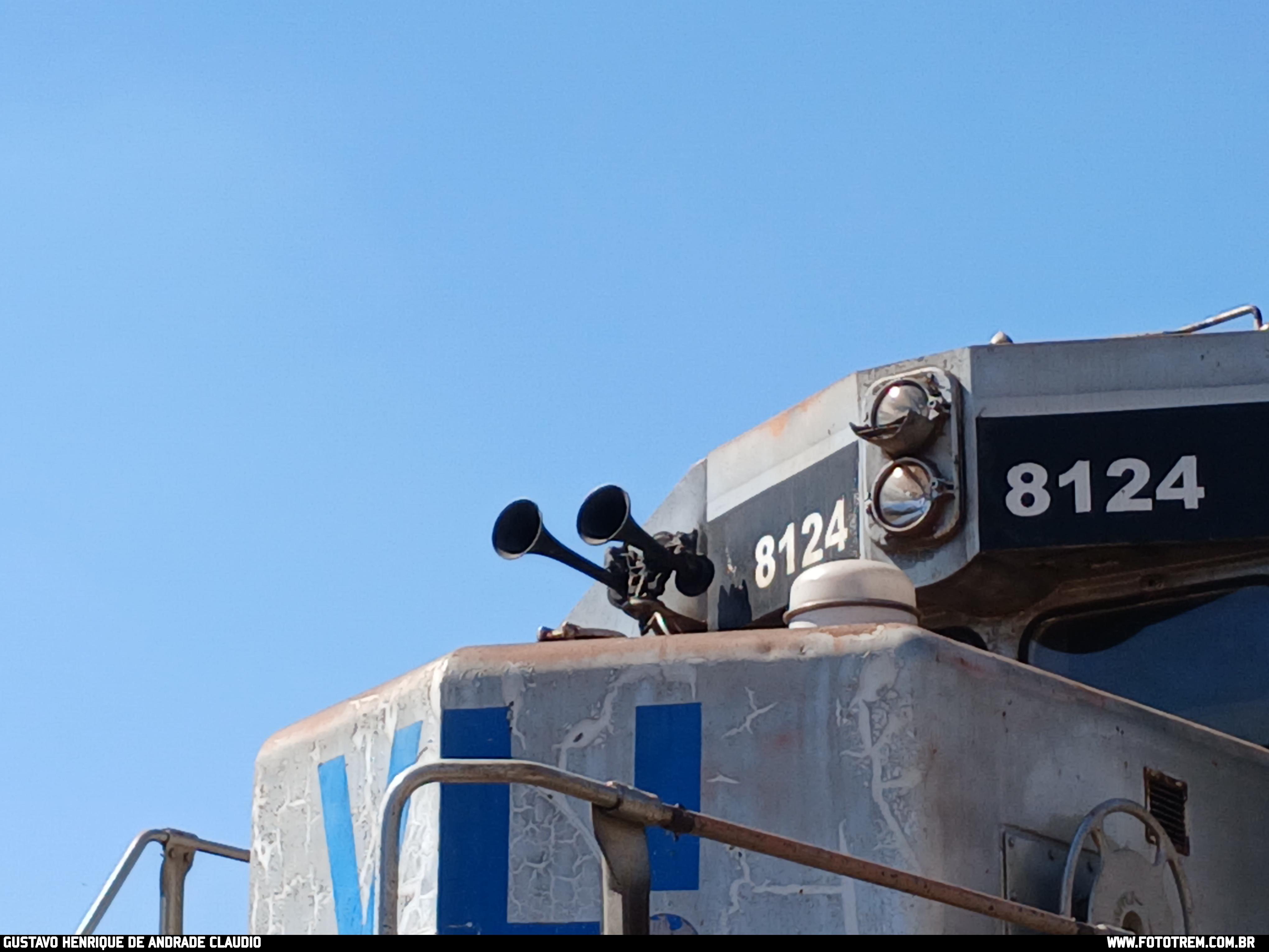 VLI EMD SD40-2 BB 8124 em Betim · MG