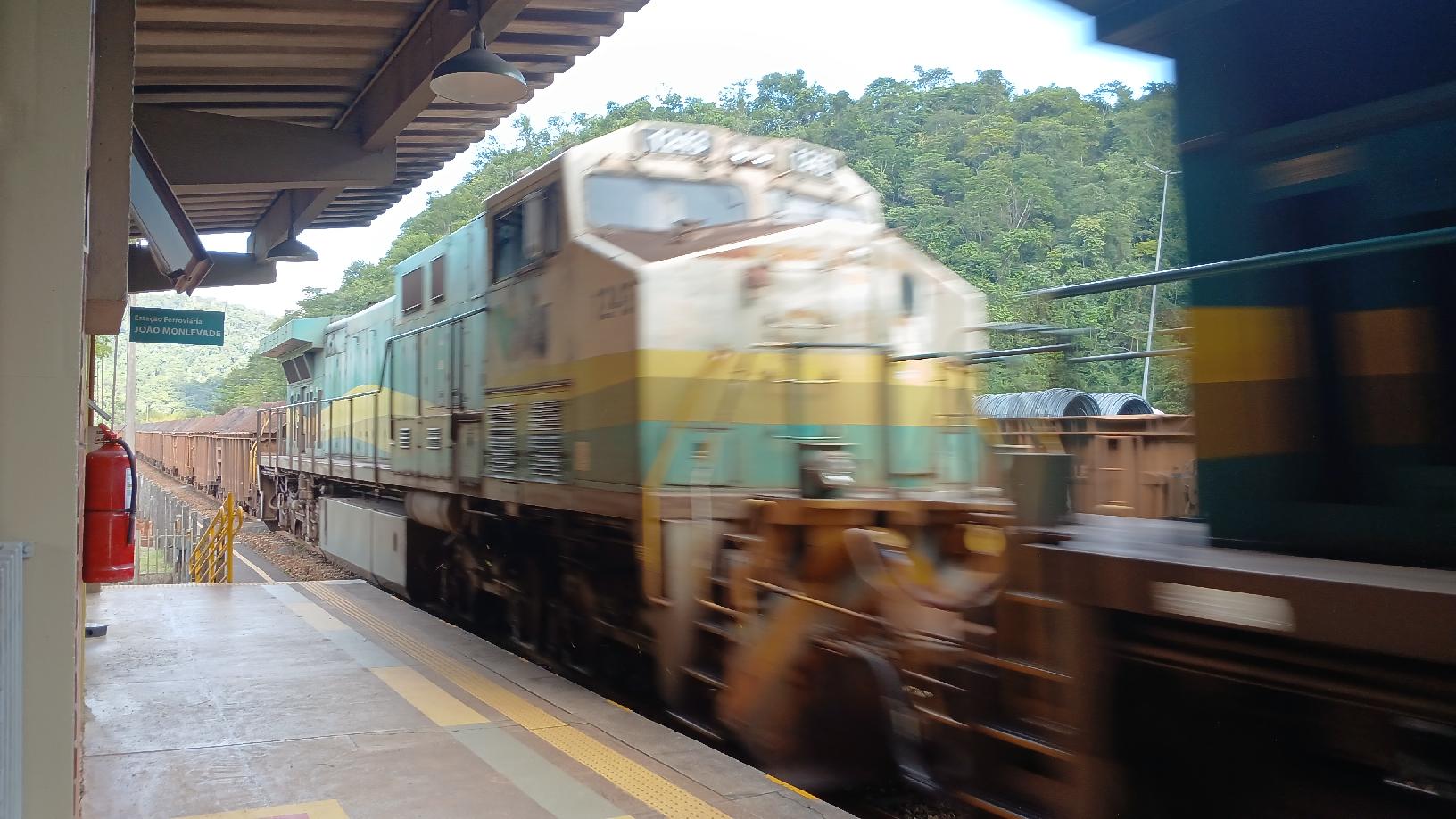 EF Vitória Minas GE BB40-9WM 1243 em João Monlevade MG 