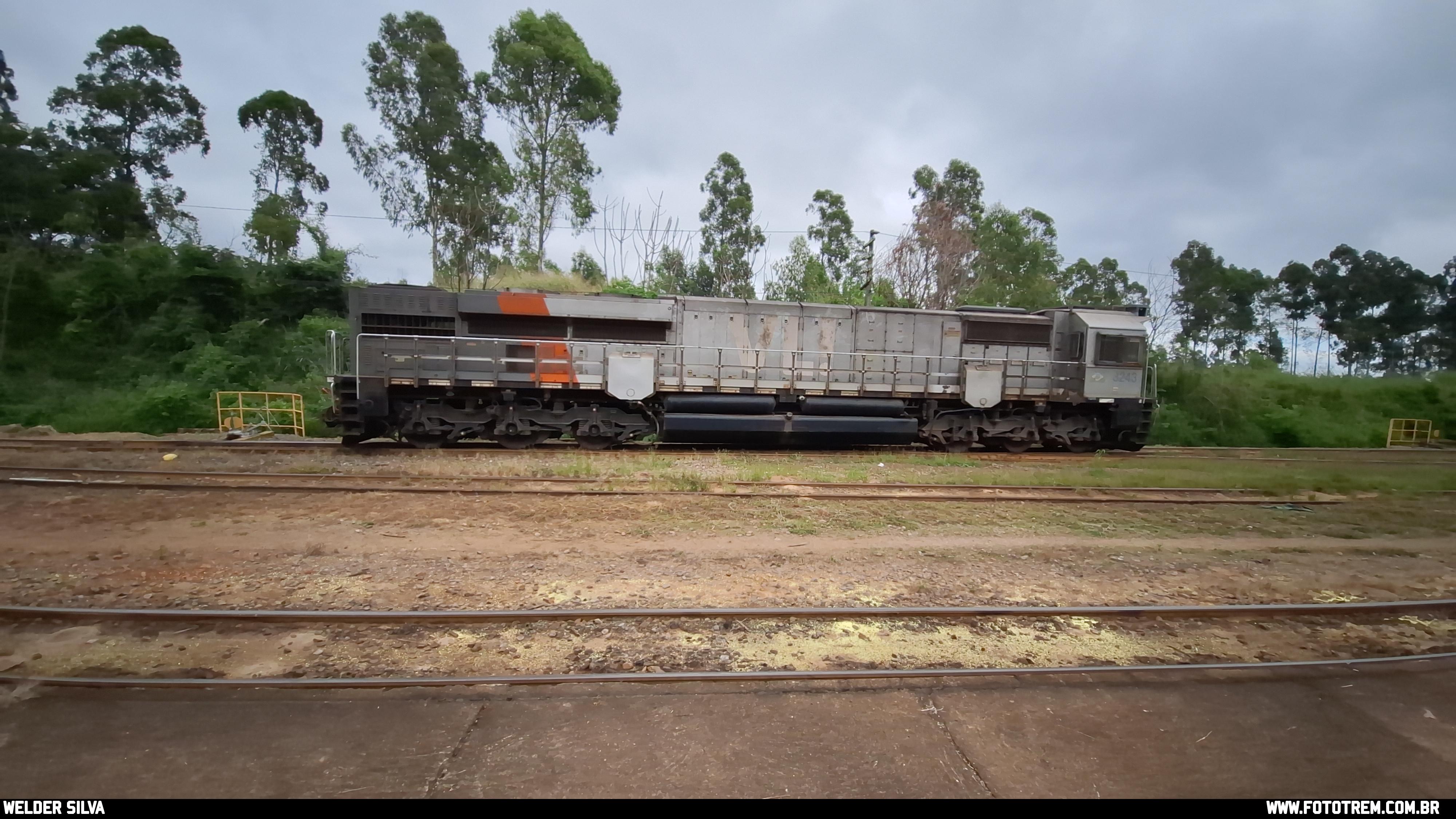 Foto Trem - VLI EMD GT46AC 8243 em Goiandira - GO