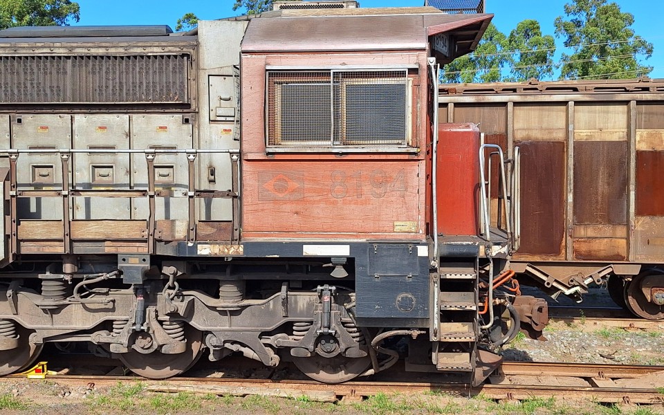 VLI · EMD GT46AC 8194 em Goiandira · GO