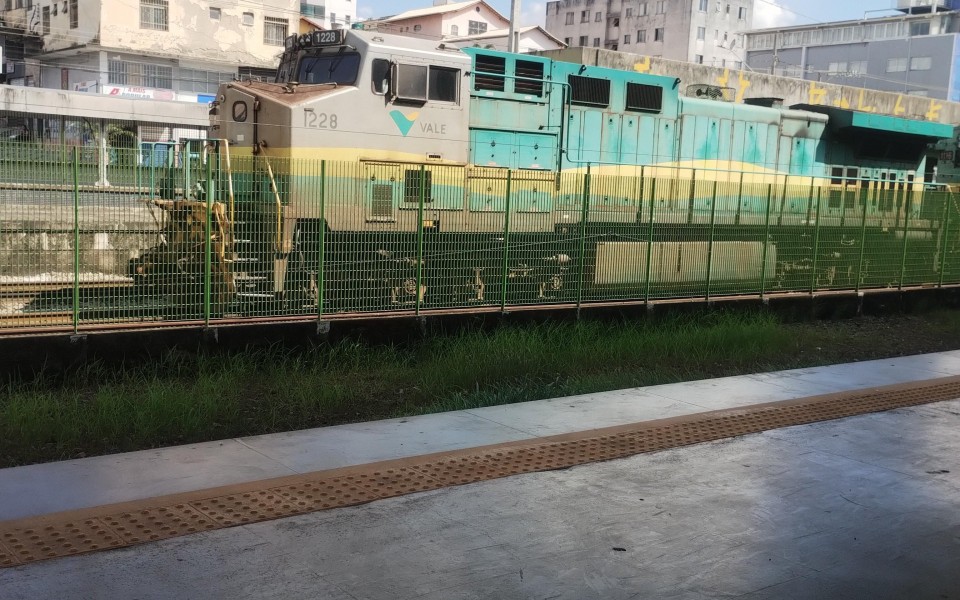 EFVM · GE DASH 9-40BBW 1228 em Contagem · MG