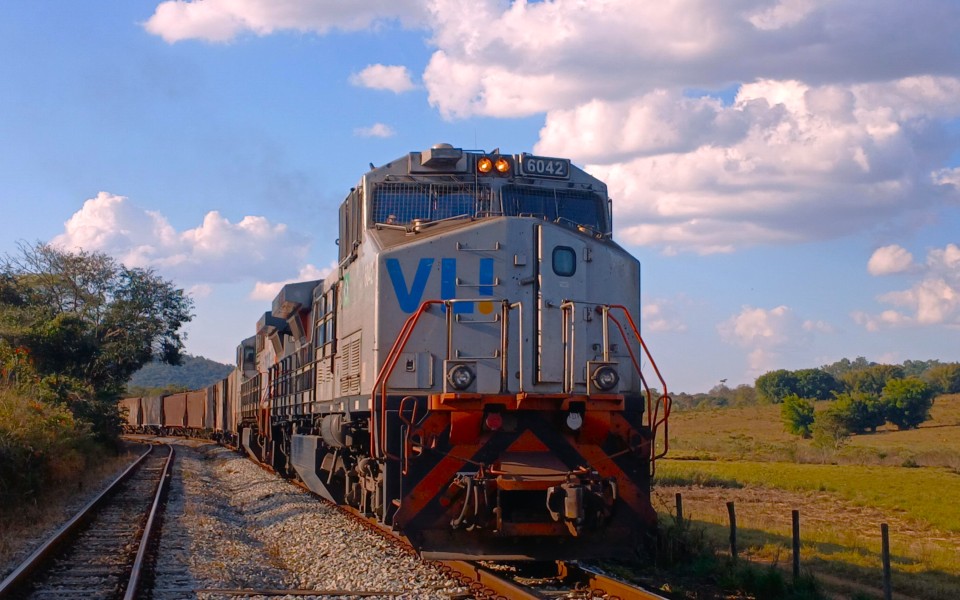 VLI · GE DASH 9-40BBW 6042 em Divinópolis · MG