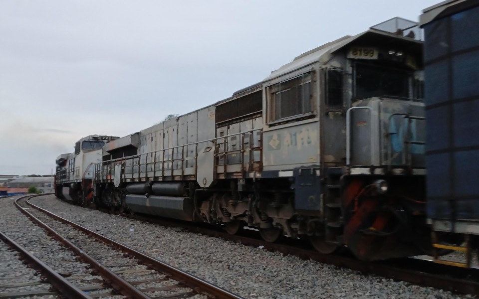 VLI · EMD GT46AC 8199 em Betim · MG
