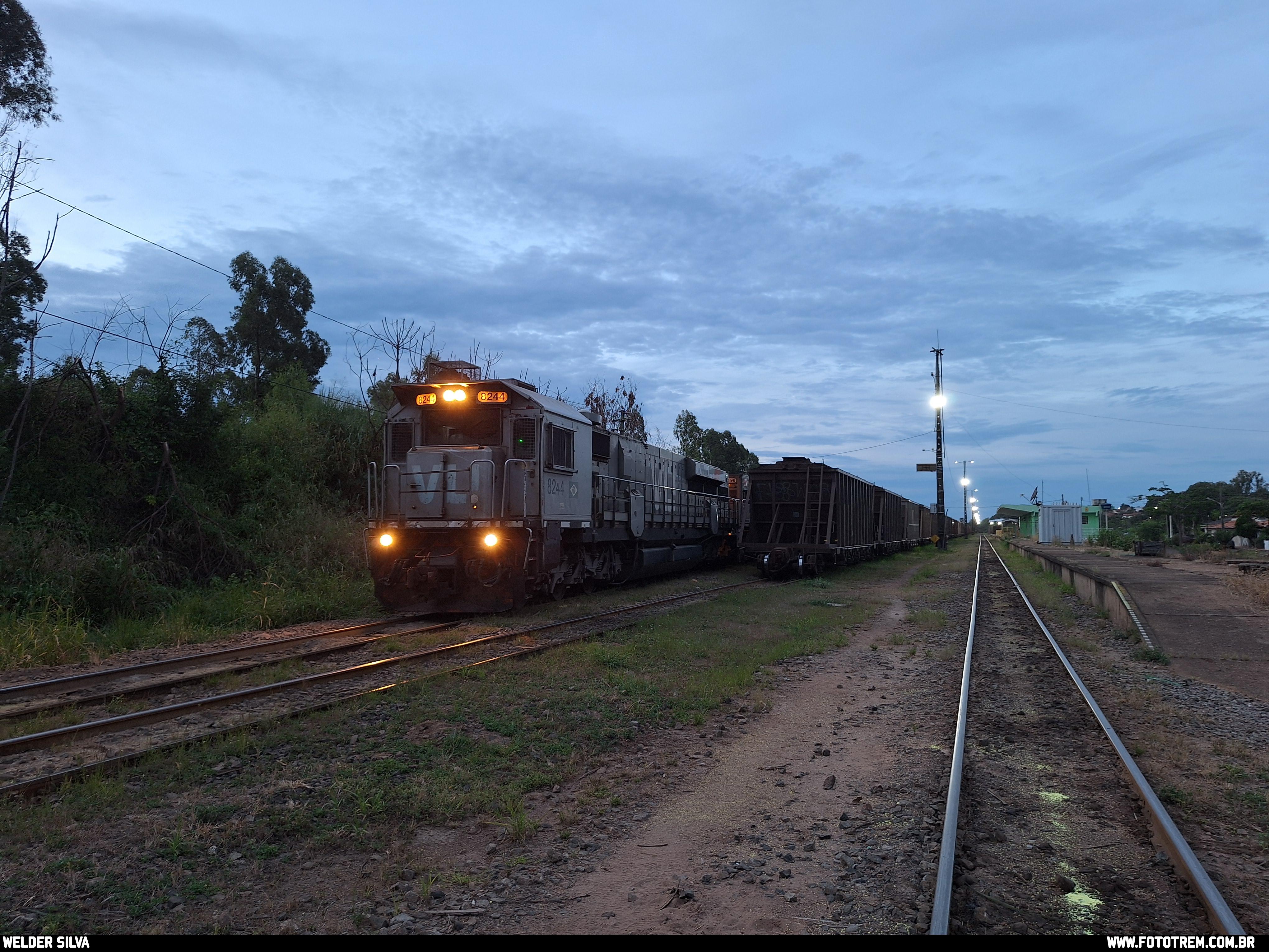 Foto Trem - VLI EMD GT46AC 8244 em Goiandira - GO