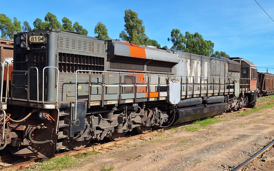 VLI · EMD GT46AC 8194 em Goiandira · GO