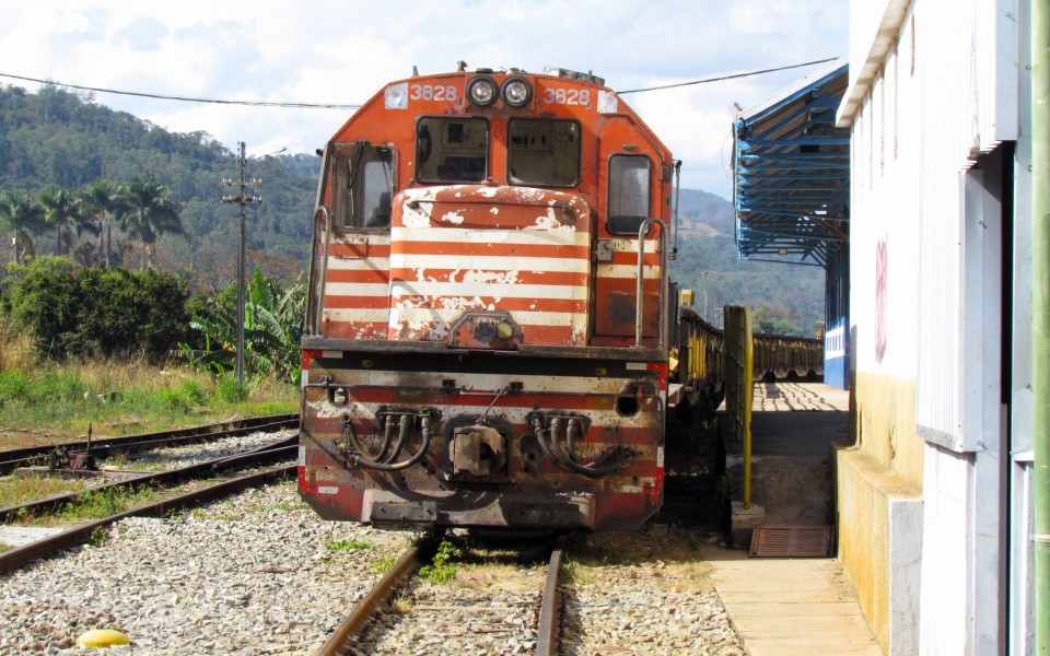 VLI · GE U20C 3828 em Mateus Leme · MG