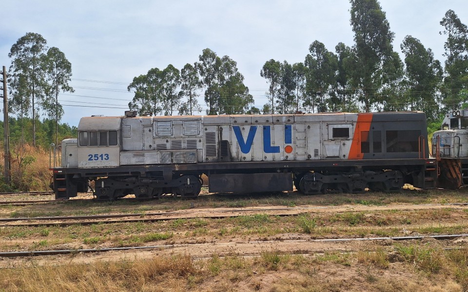 VLI · GE U20C 2513 em Goiandira · GO