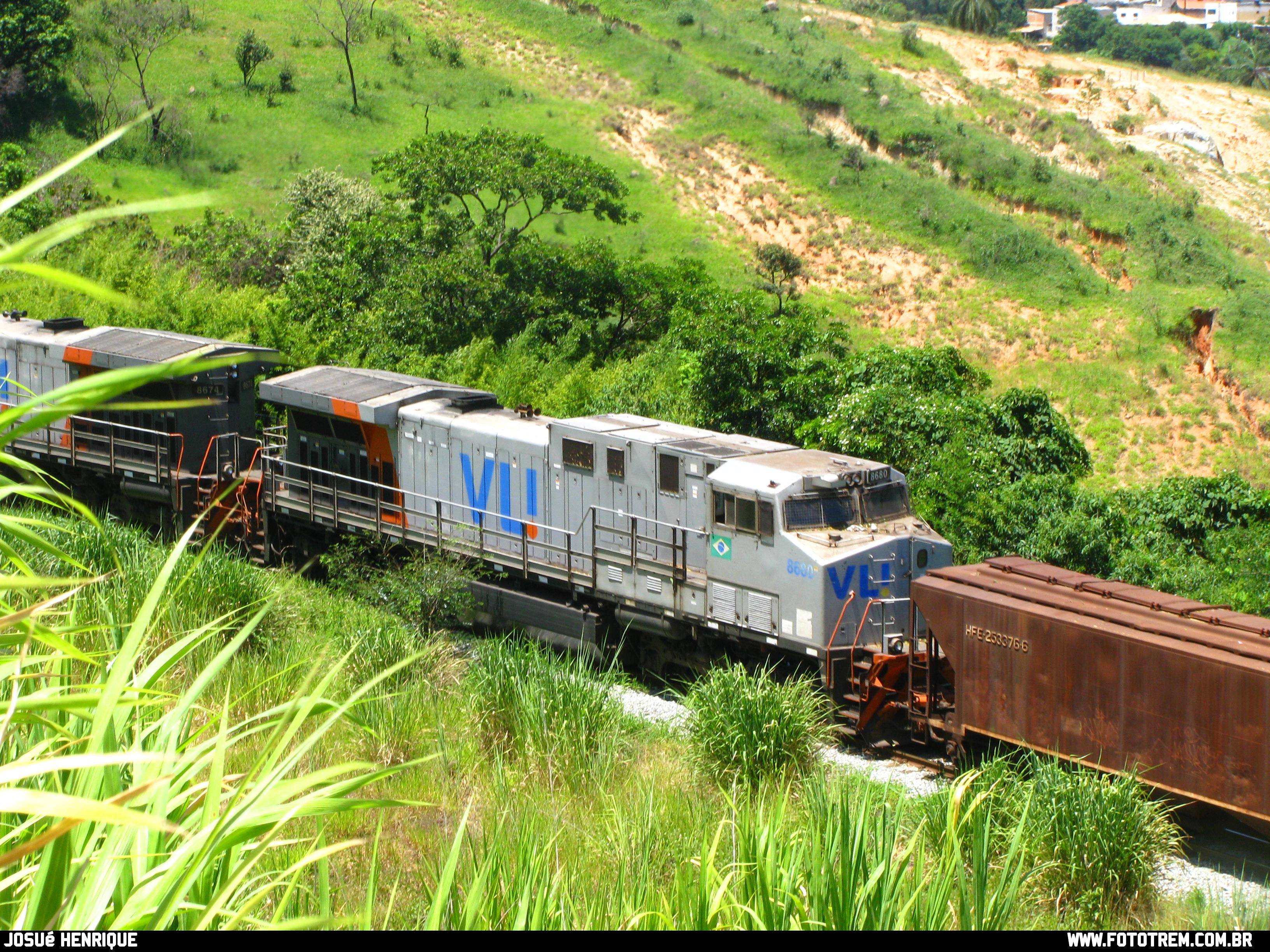Foto Trem - VLI GE DASH 9-40BBW 8680 em Betim - MG