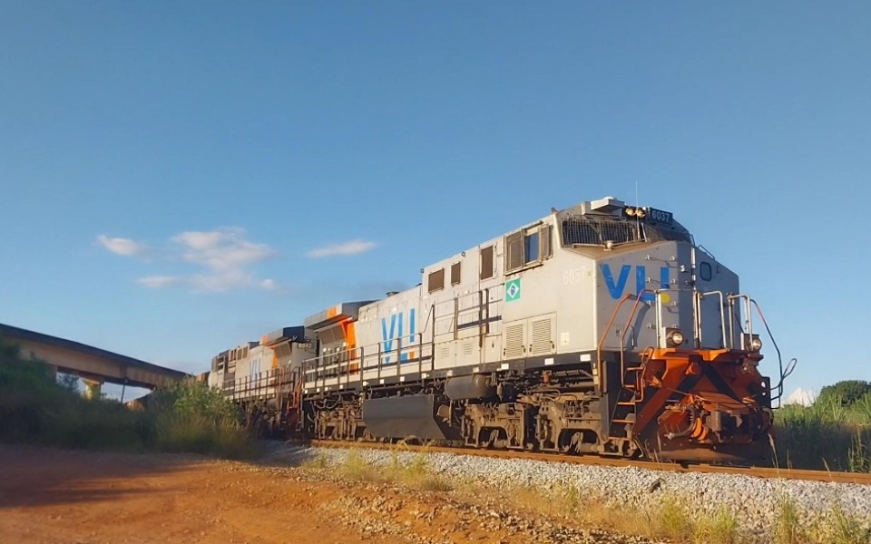 VLI · GE DASH 9-40BBW 6037 em Lagoa da Prata · MG