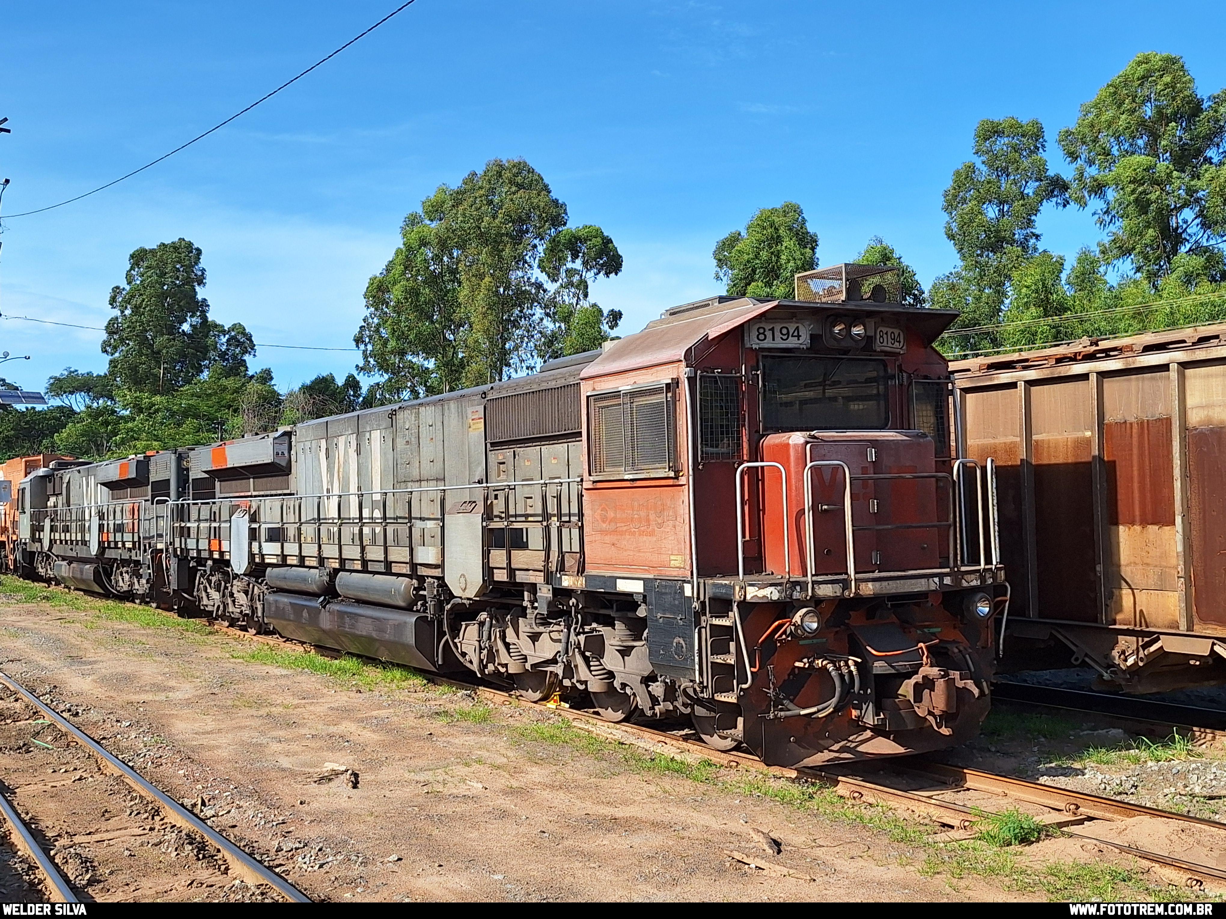 VLI EMD GT46AC 8194 em Goiandira - GO