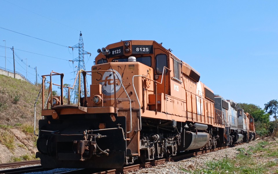 FCA · EMD SD40-2 BB 8125 em Betim · MG