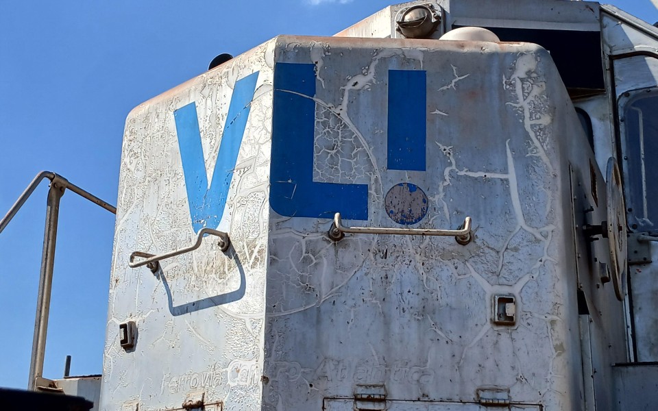 VLI · EMD SD40-2 BB 8124 em Betim · MG