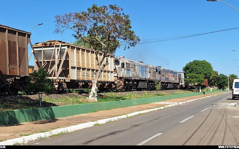 VLI · GE U22C 2809 em Catalão · GO