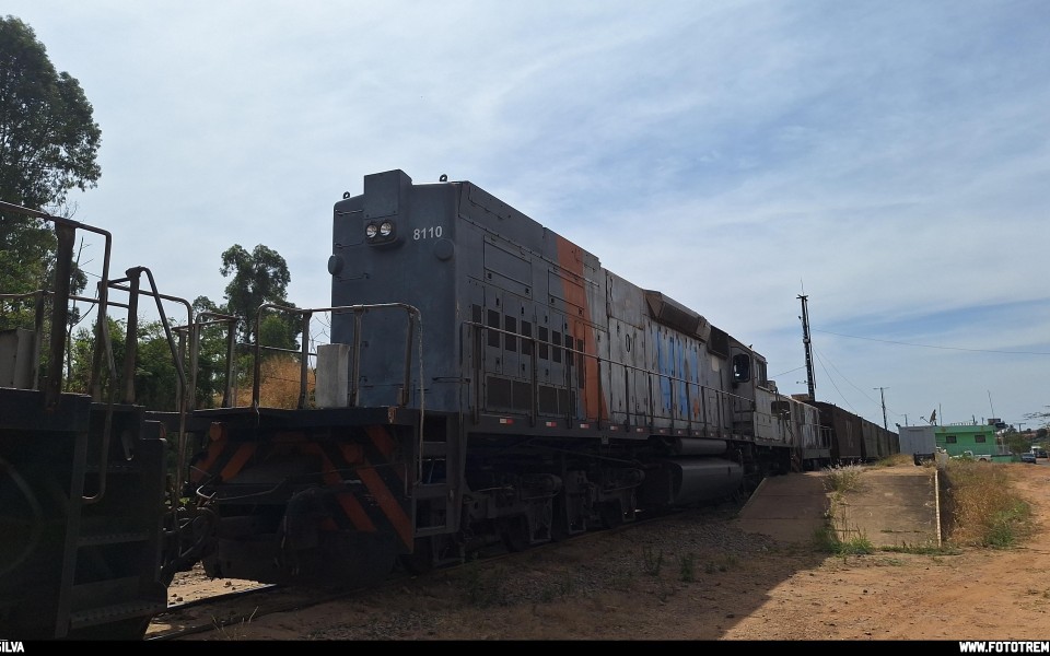 VLI · EMD SD40-T2 BB 8110 em Goiandira · GO