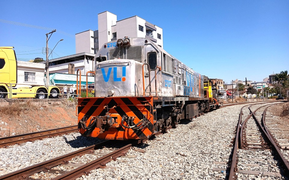 VLI · GE U20C 2707 em Carmo do Cajuru · MG