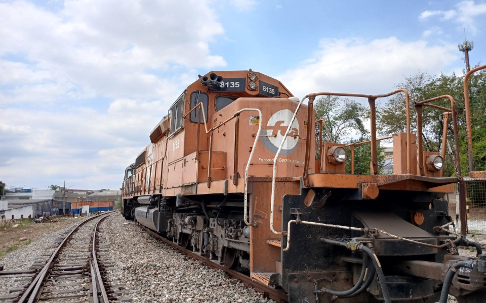 FCA · EMD SD40-2 BB 8135 em Betim · MG