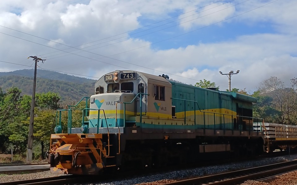 EF Vitória Minas GE BB36-7 743 em Resplendor - MG