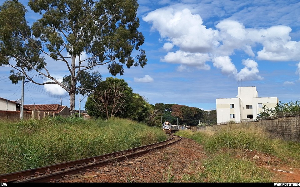 VLI · GE U22C 2802 em Catalão · GO