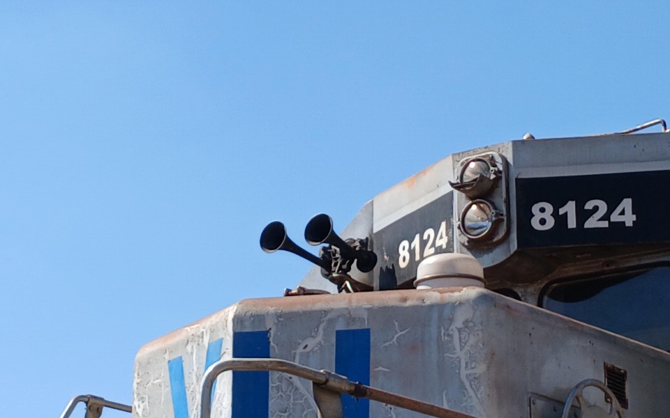 VLI · EMD SD40-2 BB 8124 em Betim · MG