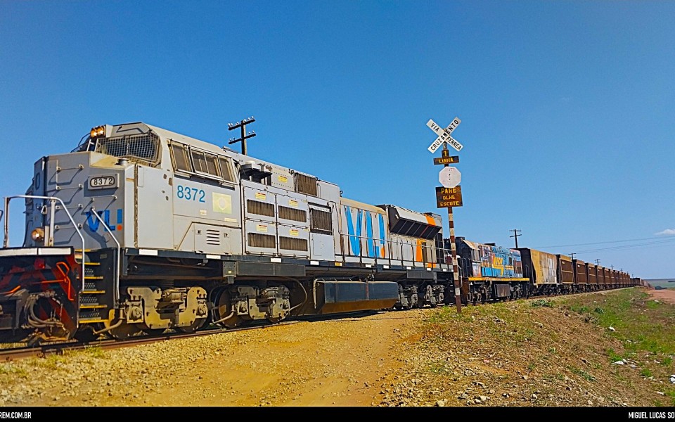 VLI · EMD SD70Ace-BB 8372 em Lagoa da Prata · MG