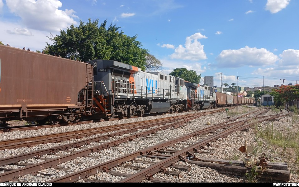 VLI · GE DASH 9-40BBW 8667 em Betim · MG