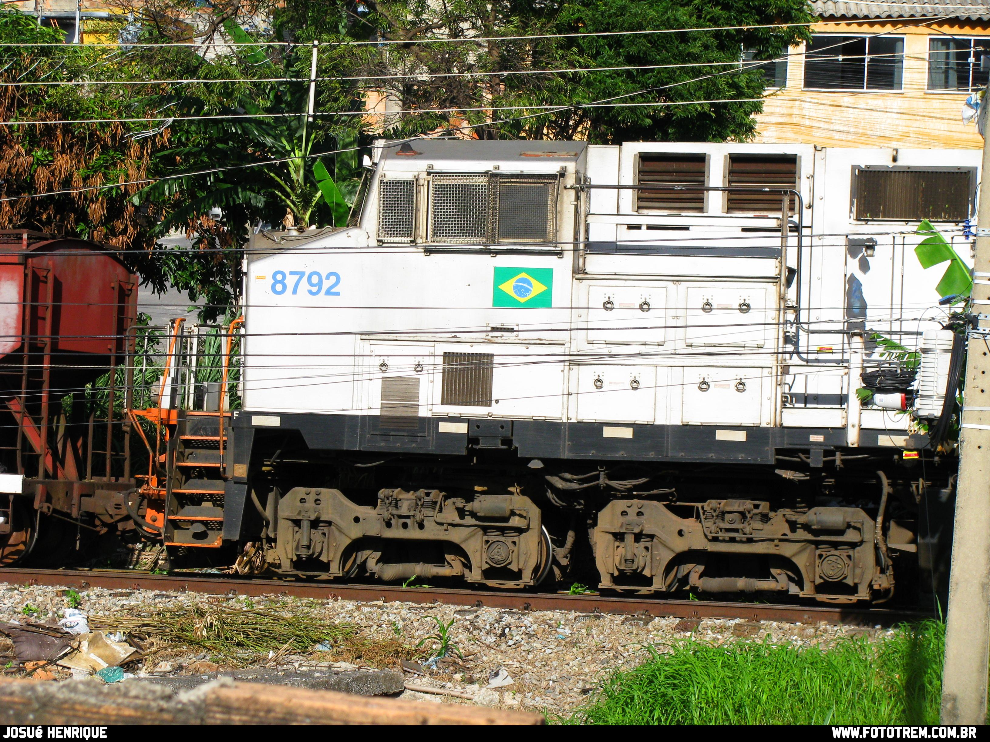 Foto Trem - VLI GE DASH 9-40BBW 8792 em Betim - MG