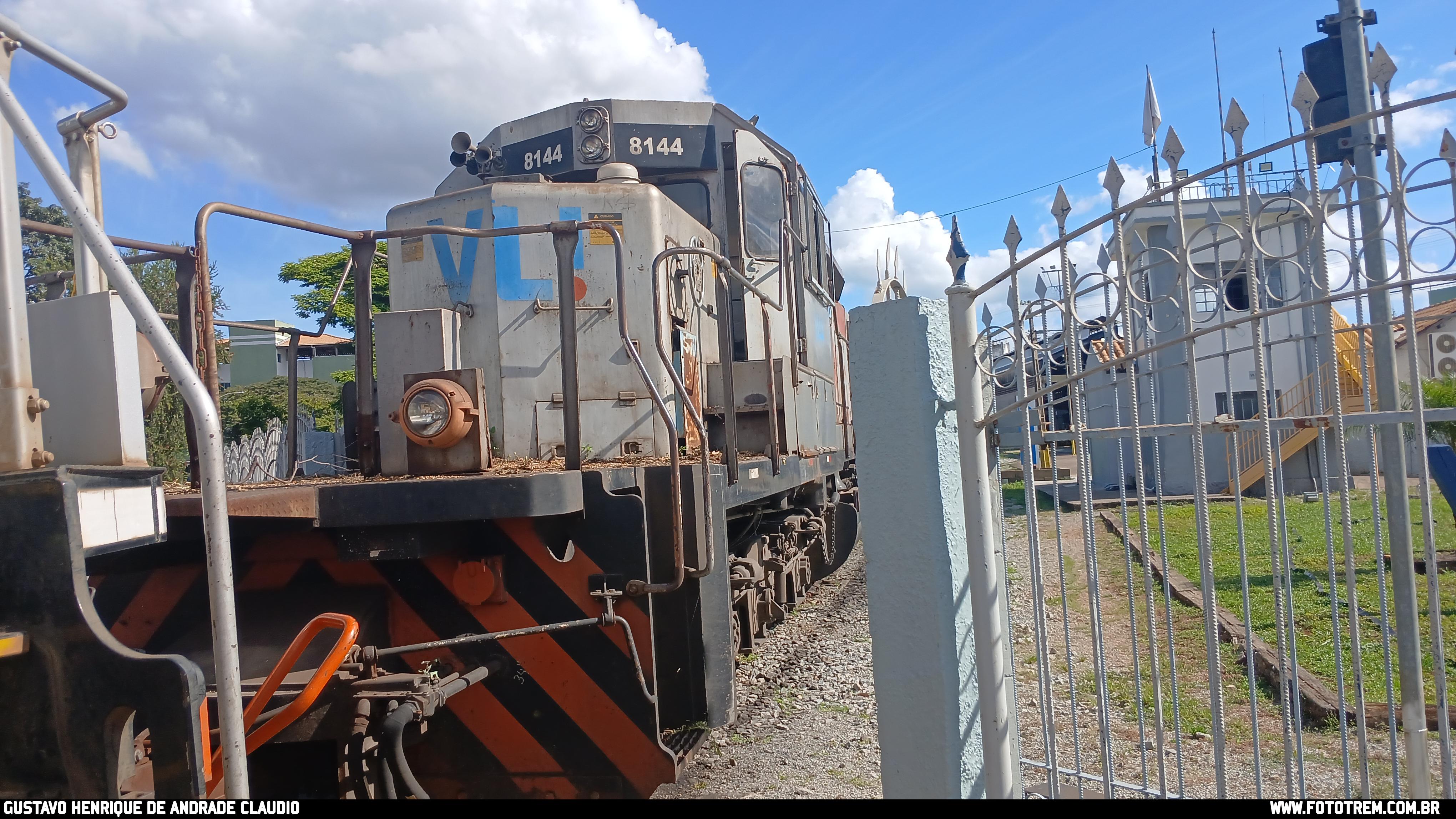 VLI EMD SD40-2 BB 8144 em Divinópolis - MG