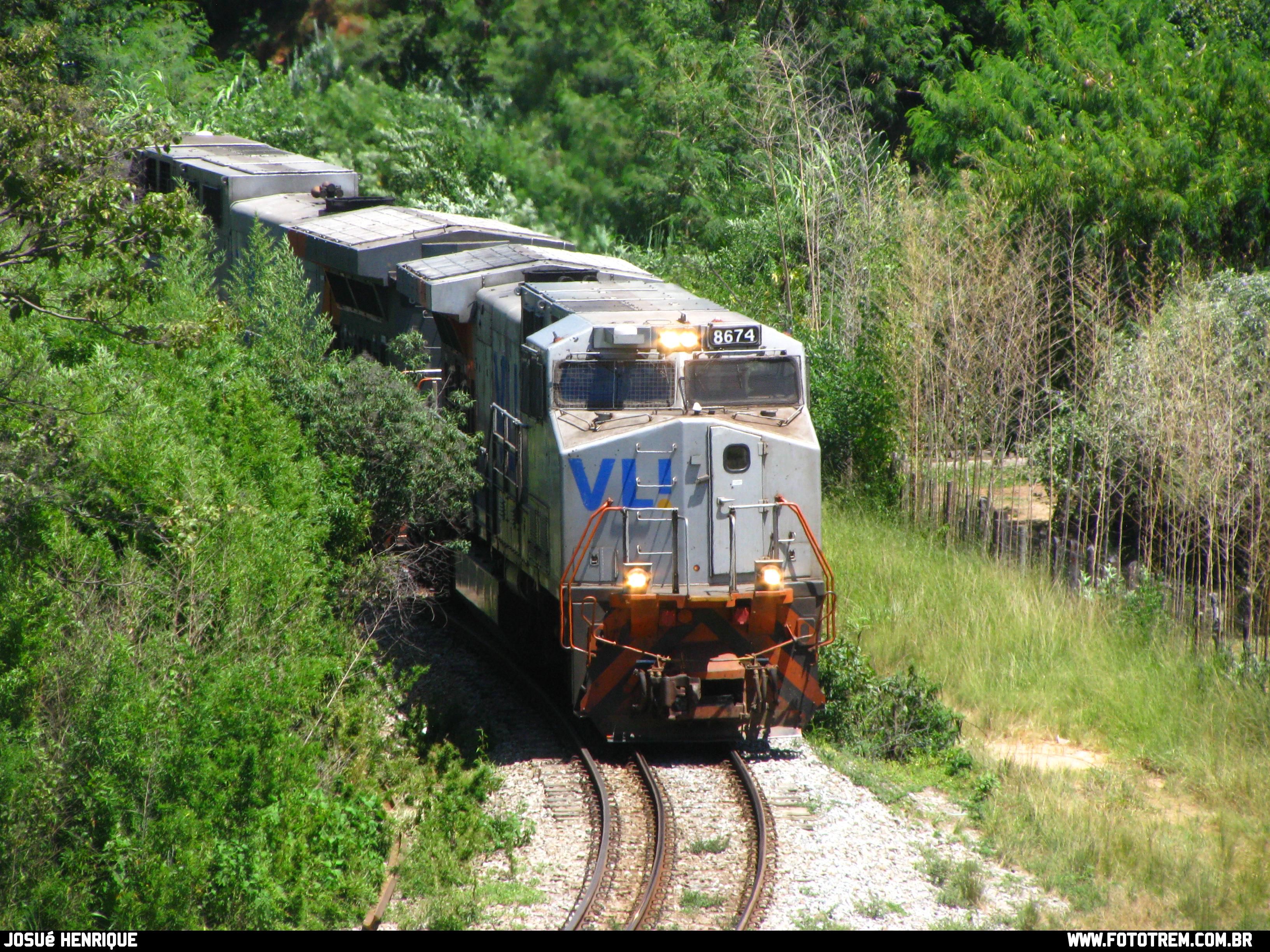 Foto Trem - VLI GE DASH 9-40BBW 8674 em Betim - MG