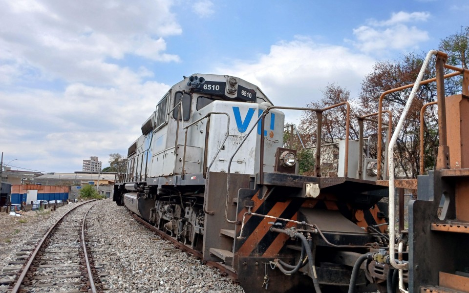 VLI · EMD SD40-2 BB 6510 em Betim · MG