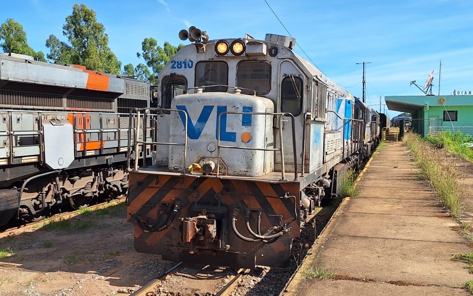 VLI · GE U22C 2810 em Goiandira · GO