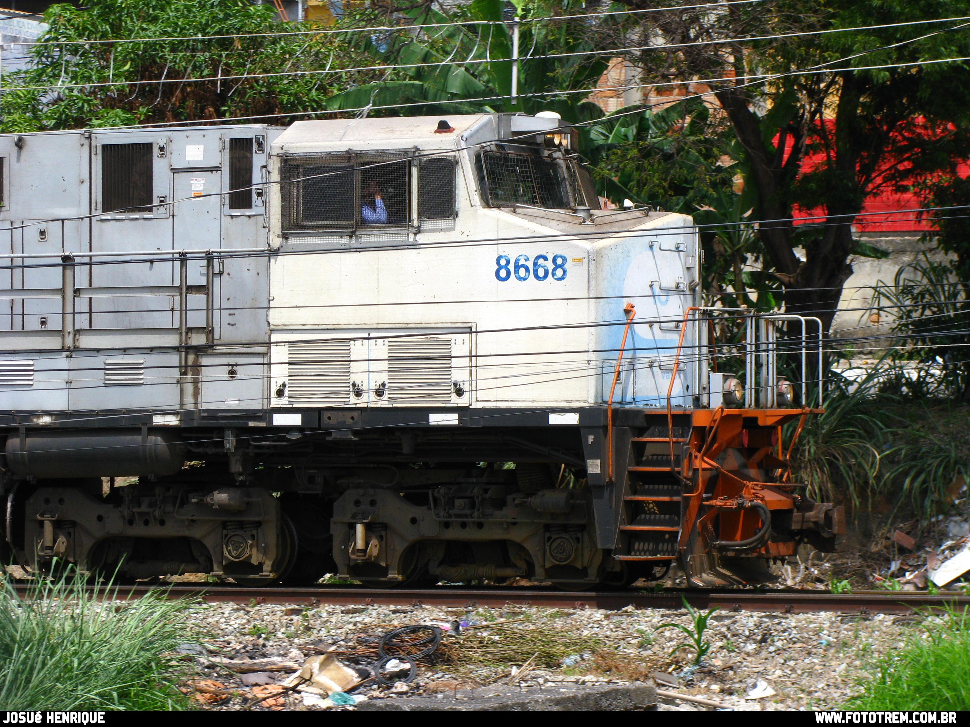 Foto Trem - VLI GE DASH 9-40BBW 8668 em Betim - MG