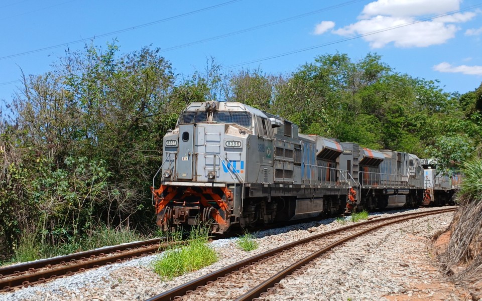VLI · EMD SD70Ace-BB 8386 em Betim · MG