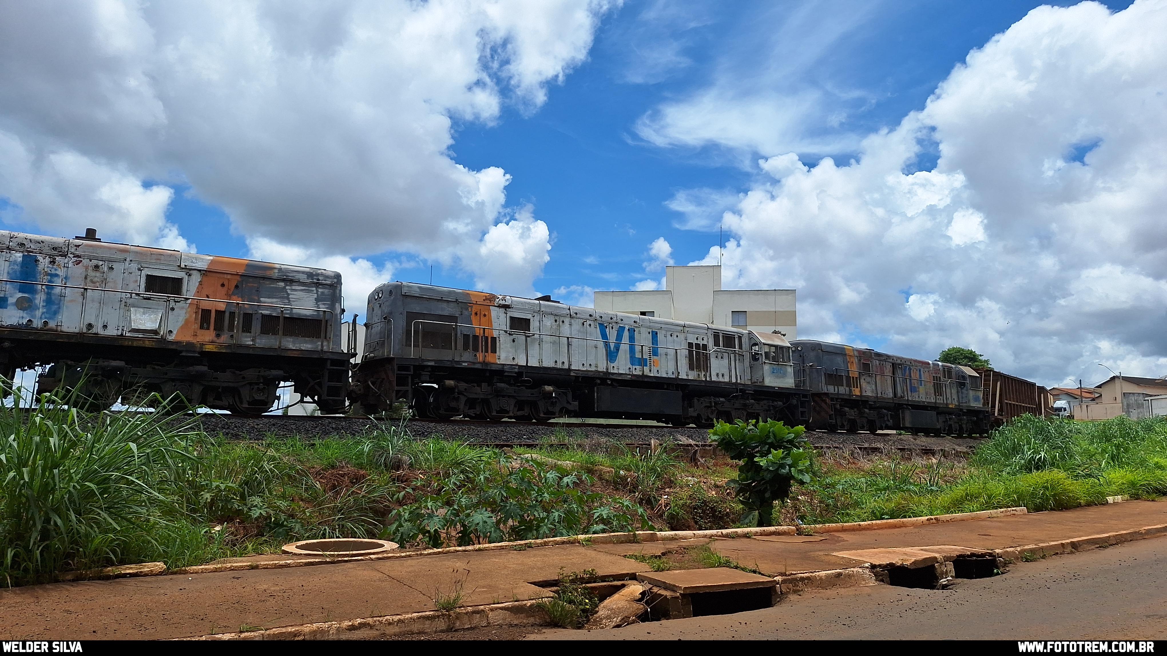 Foto Trem - VLI GE U22C 2810 em Catalão - GO